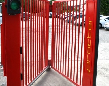 Bi-fold Gate